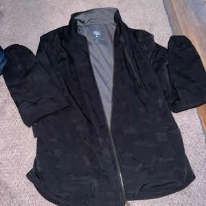 Healing hands women’s zip front Destini camo scrub jacket. Size XS